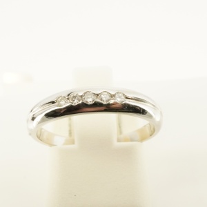 Sõrmus 5-teemantiga