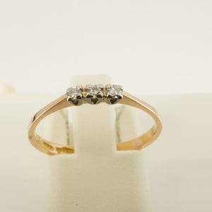 Sõrmus 3-teemantiga